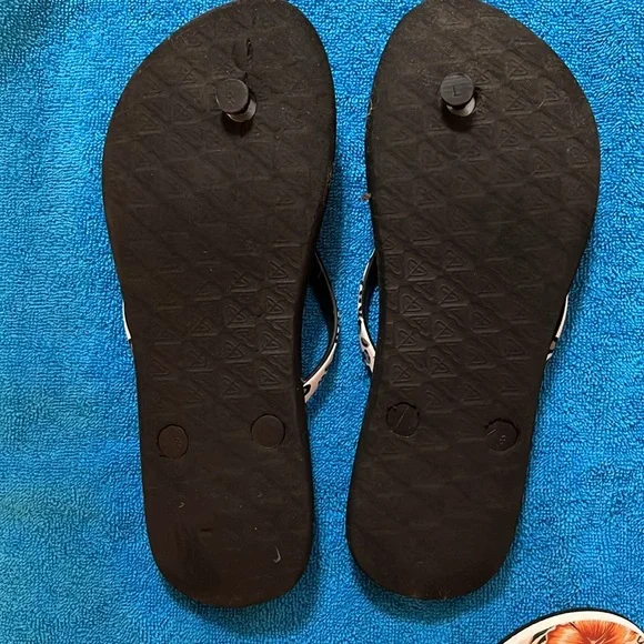 3 Pairs of Roxy Flip Flops - Picture 3 of 7